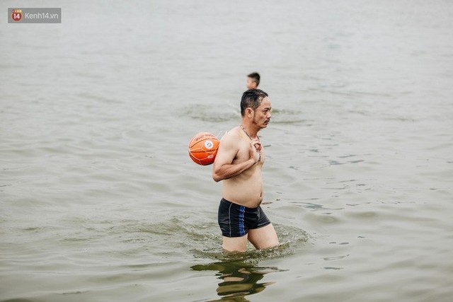 Hà Nội oi nóng ngộp thở, nhiều người mang theo cả thú cưng ra Hồ Tây tắm bất chấp biển cấm - Ảnh 12.