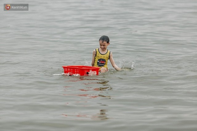 Hà Nội oi nóng ngộp thở, nhiều người mang theo cả thú cưng ra Hồ Tây tắm bất chấp biển cấm - Ảnh 13.