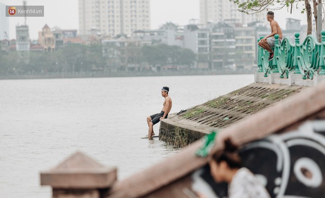 Hà Nội oi nóng ngộp thở, nhiều người mang theo cả thú cưng ra Hồ Tây tắm bất chấp biển cấm - Ảnh 14.