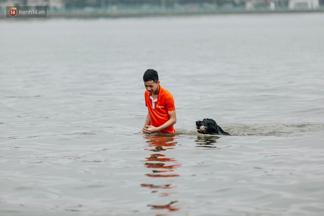 Hà Nội oi nóng ngộp thở, nhiều người mang theo cả thú cưng ra Hồ Tây tắm bất chấp biển cấm - Ảnh 20.