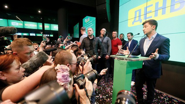  Chiến thắng áp đảo, danh hài Zelensky úp mở về giải pháp cho Donbass và tương lai của ông Poroshenko - Ảnh 1.