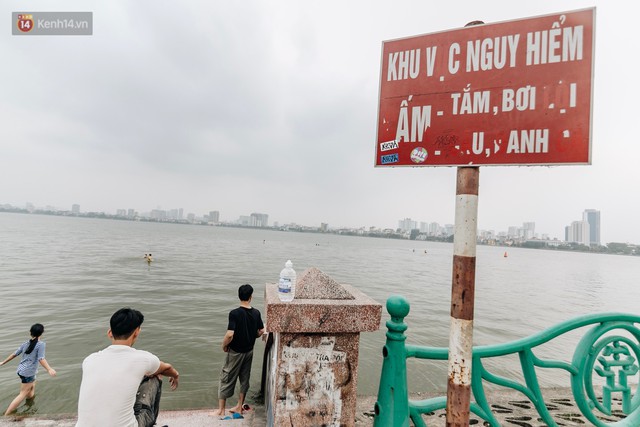 Hà Nội oi nóng ngộp thở, nhiều người mang theo cả thú cưng ra Hồ Tây tắm bất chấp biển cấm - Ảnh 3.