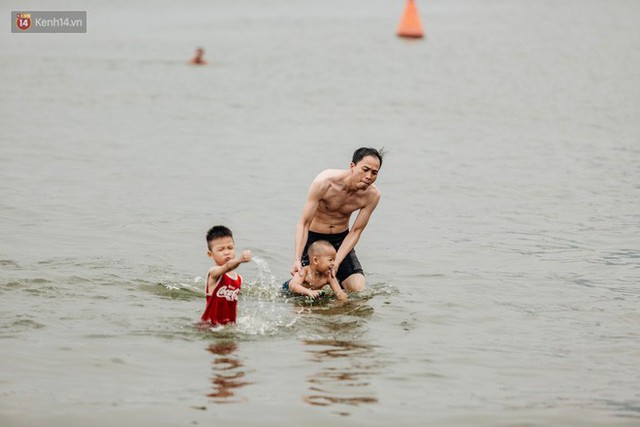 Hà Nội oi nóng ngộp thở, nhiều người mang theo cả thú cưng ra Hồ Tây tắm bất chấp biển cấm - Ảnh 4.