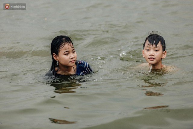Hà Nội oi nóng ngộp thở, nhiều người mang theo cả thú cưng ra Hồ Tây tắm bất chấp biển cấm - Ảnh 5.