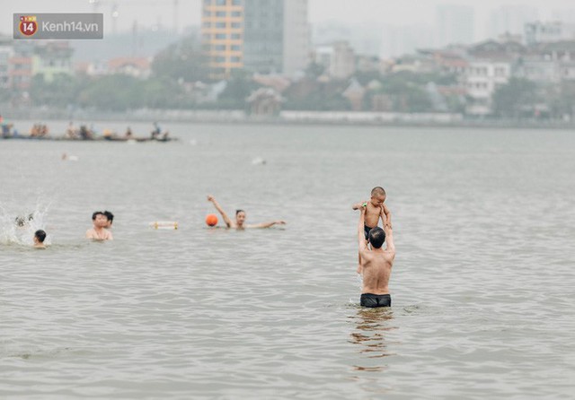 Hà Nội oi nóng ngộp thở, nhiều người mang theo cả thú cưng ra Hồ Tây tắm bất chấp biển cấm - Ảnh 7.