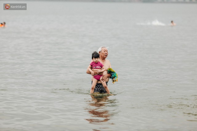 Hà Nội oi nóng ngộp thở, nhiều người mang theo cả thú cưng ra Hồ Tây tắm bất chấp biển cấm - Ảnh 8.