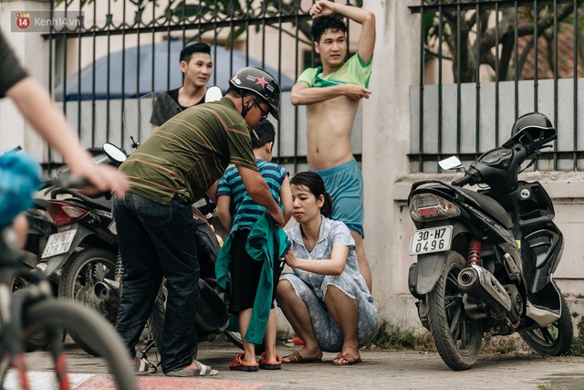 Hà Nội oi nóng ngộp thở, nhiều người mang theo cả thú cưng ra Hồ Tây tắm bất chấp biển cấm - Ảnh 9.