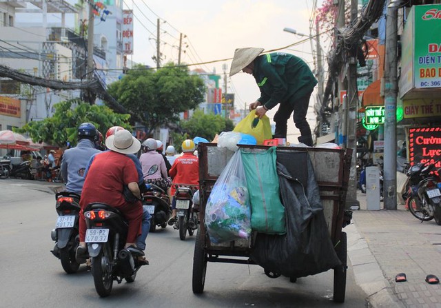 Người Sài Gòn vật lộn mưu sinh dưới nắng nóng gần 40 độ - Ảnh 6.