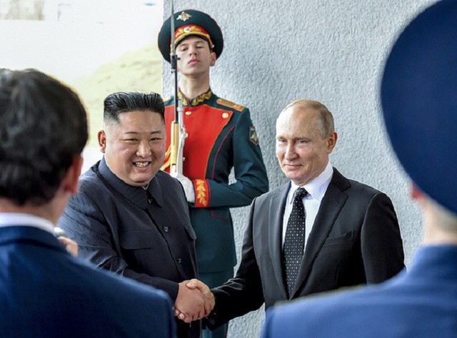 Những hình ảnh ấn tượng nhất tại Hội nghị thượng đỉnh Kim-Putin lần đầu tiên - Ảnh 2.
