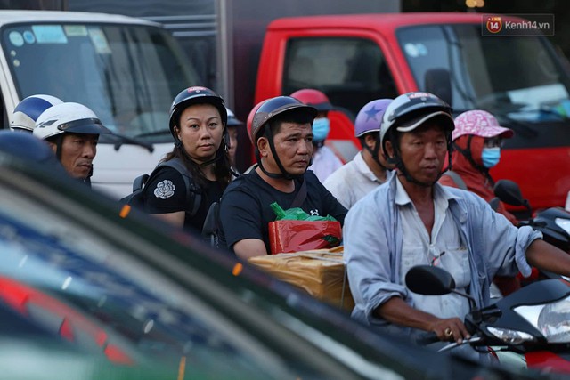 Chùm ảnh khó thở trước kỳ nghỉ lễ: Sân bay Tân Sơn Nhất ùn tắc từ ngoài vào trong - Ảnh 2.