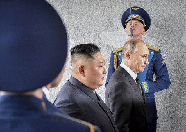 Những hình ảnh ấn tượng nhất tại Hội nghị thượng đỉnh Kim-Putin lần đầu tiên - Ảnh 3.