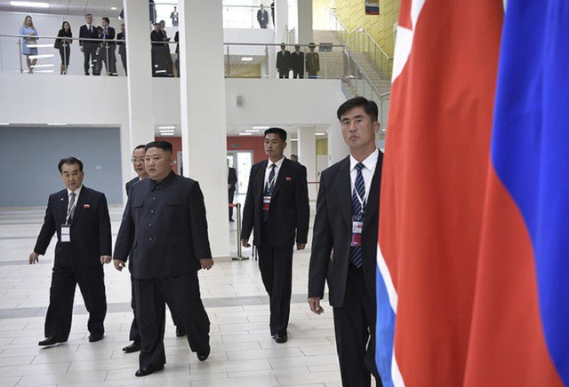 Những hình ảnh ấn tượng nhất tại Hội nghị thượng đỉnh Kim-Putin lần đầu tiên - Ảnh 4.