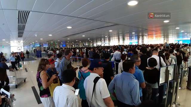 Chùm ảnh khó thở trước kỳ nghỉ lễ: Sân bay Tân Sơn Nhất ùn tắc từ ngoài vào trong - Ảnh 9.