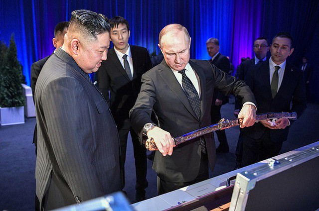 Những hình ảnh ấn tượng nhất tại Hội nghị thượng đỉnh Kim-Putin lần đầu tiên - Ảnh 10.