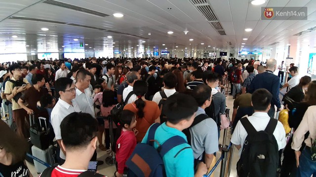 Chùm ảnh khó thở trước kỳ nghỉ lễ: Sân bay Tân Sơn Nhất ùn tắc từ ngoài vào trong - Ảnh 10.