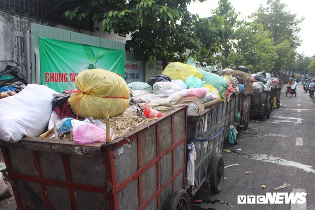 Xe thu gom rác tự chế ‘lộng hành’ trước ngày ‘khai tử’ ở TP.HCM - Ảnh 1.