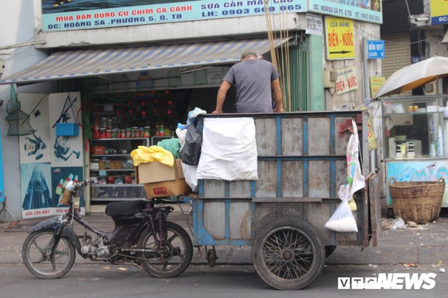 Xe thu gom rác tự chế ‘lộng hành’ trước ngày ‘khai tử’ ở TP.HCM - Ảnh 2.