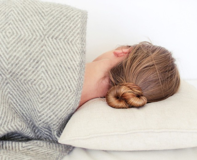 6 thói quen khi ngủ cứ tưởng vô hại nhưng gây ảnh hưởng không nhỏ tới sức khỏe - Ảnh 2.