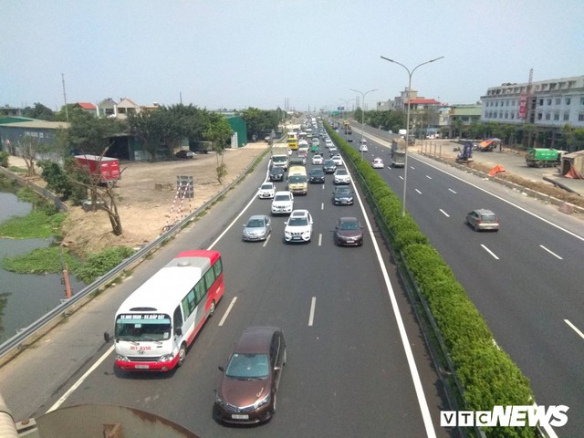 Tai nạn liên hoàn gây ùn tắc, xe ô tô chôn chân xếp hàng dài cả cây số trên Cao tốc Pháp Vân - Cầu Giẽ - Ảnh 4.