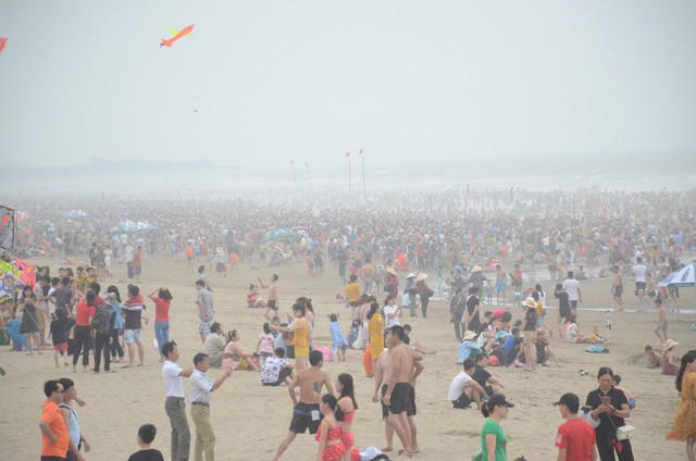 Ảnh: Biển Sầm Sơn đục ngầu, hàng vạn người vẫn chen chúc vui chơi dịp lễ 30/4 - 1/5 - Ảnh 3.