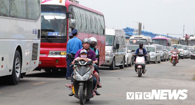 Ảnh: Đường qua phà sang Cát Bà du lịch thông thoáng ngày đầu nghỉ lễ - Ảnh 4.