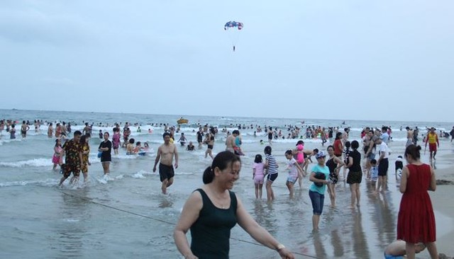 Hàng ngàn du khách đổ về bãi biển đẹp nhất hành tinh Đà Nẵng - Ảnh 1.