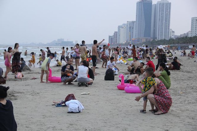 Hàng ngàn du khách đổ về bãi biển đẹp nhất hành tinh Đà Nẵng - Ảnh 2.