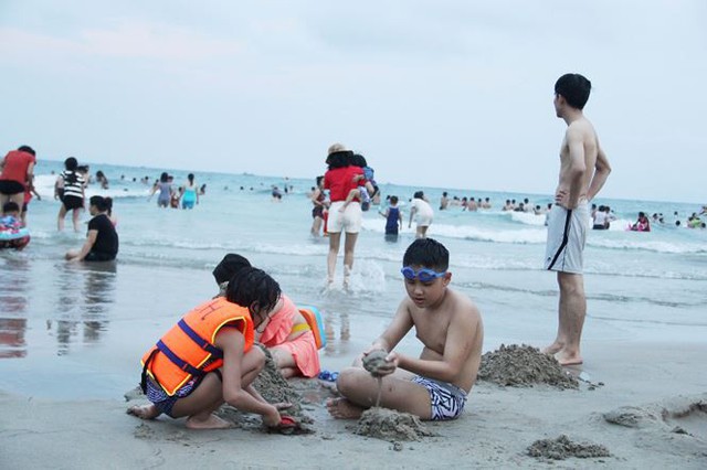 Hàng ngàn du khách đổ về bãi biển đẹp nhất hành tinh Đà Nẵng - Ảnh 3.