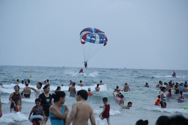 Hàng ngàn du khách đổ về bãi biển đẹp nhất hành tinh Đà Nẵng - Ảnh 4.