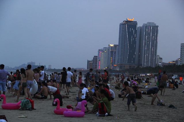 Hàng ngàn du khách đổ về bãi biển đẹp nhất hành tinh Đà Nẵng - Ảnh 5.