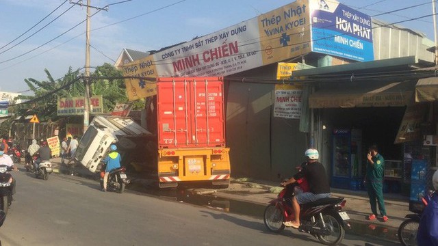 Tài xế xe container vẫn say sưa ngủ trong cabin sau khi tông sập 2 nhà dân ở Sài Gòn - Ảnh 2.