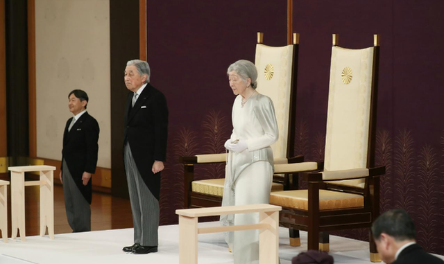 Khoảnh khắc xúc động nhất trong Lễ thoái vị: Nhật hoàng Akihito rưng rưng nắm chặt tay, dìu bước người bạn đời gắn bó 60 năm trong thời khắc chuyển giao lịch sử - Ảnh 1.