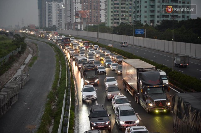 Người dân ùn ùn đổ về Thủ đô sớm do lo ngại tắc đường trong ngày nghỉ lễ cuối cùng - Ảnh 1.