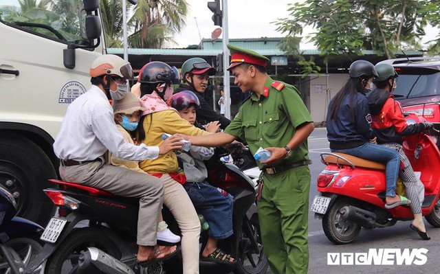 Công an Cần Thơ đội nắng tiếp nước cho người dân về quê vui lễ - Ảnh 8.