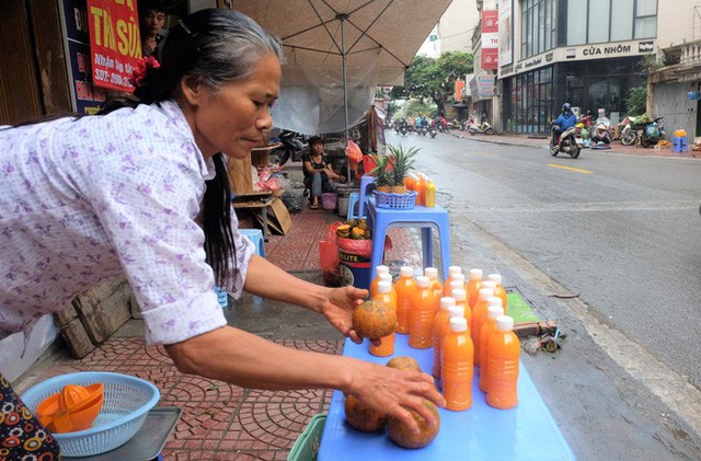 Đổ xô bán nước cam ép nguyên chất giá siêu rẻ, tiểu thương thu tiền triệu mỗi ngày - Ảnh 11.