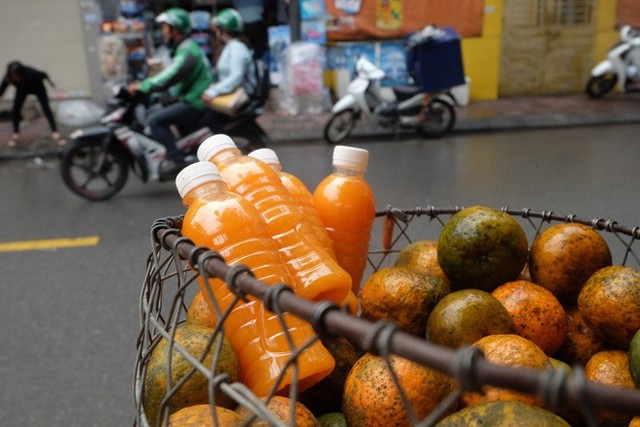 Đổ xô bán nước cam ép nguyên chất giá siêu rẻ, tiểu thương thu tiền triệu mỗi ngày - Ảnh 5.