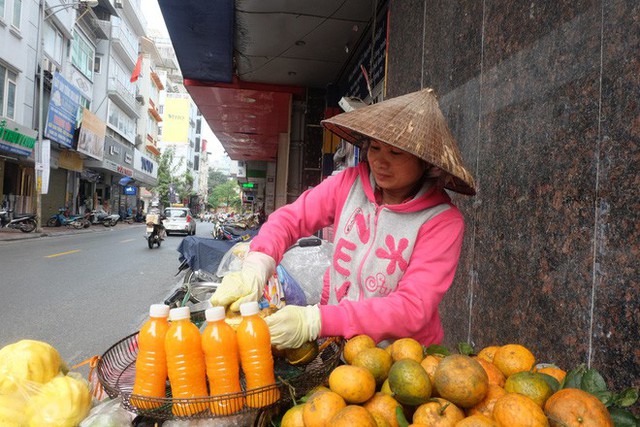 Đổ xô bán nước cam ép nguyên chất giá siêu rẻ, tiểu thương thu tiền triệu mỗi ngày - Ảnh 6.