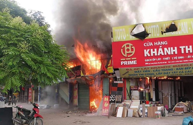 Hà Nội: Quán thịt chó trên đường Lạc Long Quân bốc cháy lan sang hai cửa hàng, khói đen kịt trời - Ảnh 1.