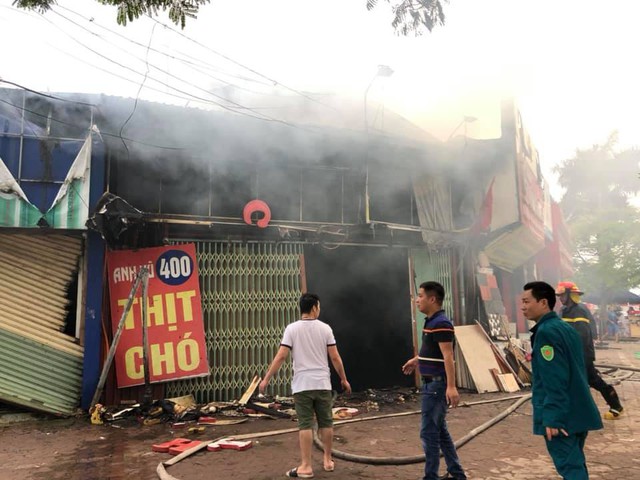 Hà Nội: Quán thịt chó trên đường Lạc Long Quân bốc cháy lan sang hai cửa hàng, khói đen kịt trời - Ảnh 2.