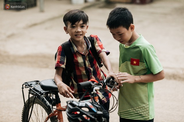 103 triệu đồng cho đôi dép khét lẹt và chiếc xe đạp vượt 103 km của cậu bé Sơn La: Sự tử tế của những người xa lạ - Ảnh 12.