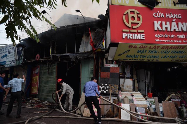 Hà Nội: Quán thịt chó trên đường Lạc Long Quân bốc cháy lan sang hai cửa hàng, khói đen kịt trời - Ảnh 5.