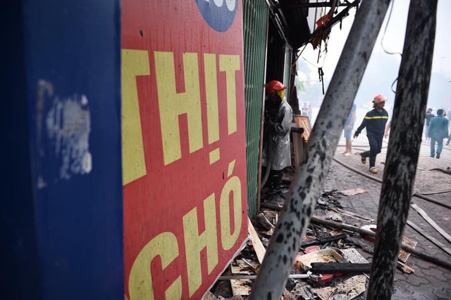 Hà Nội: Quán thịt chó trên đường Lạc Long Quân bốc cháy lan sang hai cửa hàng, khói đen kịt trời - Ảnh 9.