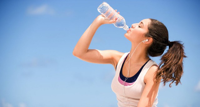 Khi uống đủ nước, cơ thể bạn sẽ nhận được đủ kiểu lợi ích không ngờ: Không những chậm lão hóa mà còn cải thiện tâm trạng, tăng khả năng tập trung - Ảnh 2.