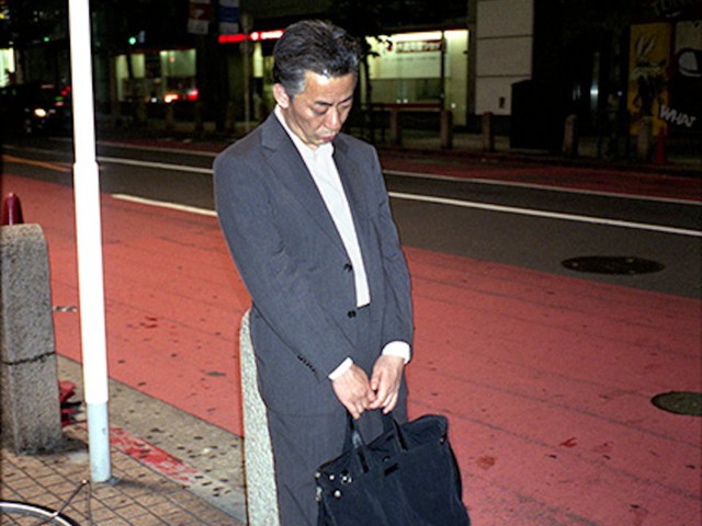 Mặt tối của văn hóa làm việc như thiêu thân của người Nhật: Tận lực với công việc để rồi ngủ gục ngay cả trên đường phố giữa đêm - Ảnh 1.