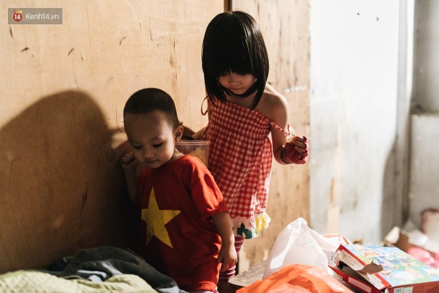 Bất ngờ nổi tiếng sau 1 đêm, bé gái 6 tuổi phối đồ chất ở Hà Nội trở về những ngày lang thang bán hàng rong cùng mẹ - Ảnh 12.