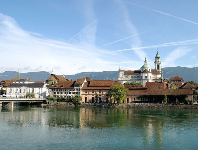 Thị trấn Thụy Sĩ đẹp như tranh vẽ bị ám ảnh với con số 11, đến đồng hồ công cộng cũng thiếu giờ thứ 12 - Ảnh 1.
