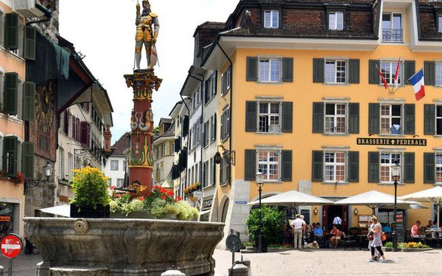 Thị trấn Thụy Sĩ đẹp như tranh vẽ bị ám ảnh với con số 11, đến đồng hồ công cộng cũng thiếu giờ thứ 12 - Ảnh 2.