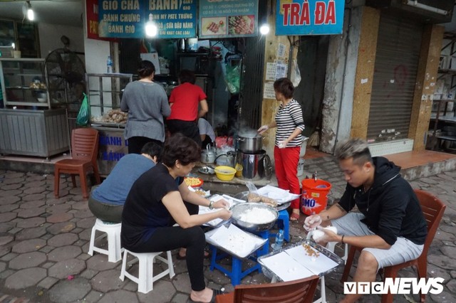 Ảnh: Người Hà Nội xếp hàng mua bánh trôi, bánh chay ngày Tết Hàn thực - Ảnh 2.