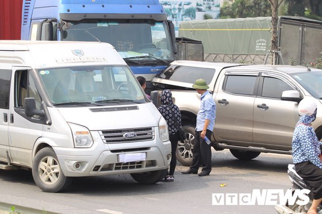 Bốn xe ô tô tông liên hoàn, quốc lộ 5 ùn tắc hàng chục cây số - Ảnh 1.