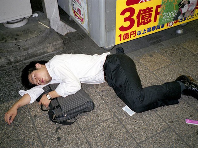 Dân công sở ngủ mọi lúc, mọi nơi, người Nhật làm việc điên cuồng đến thế nào? - Ảnh 5.